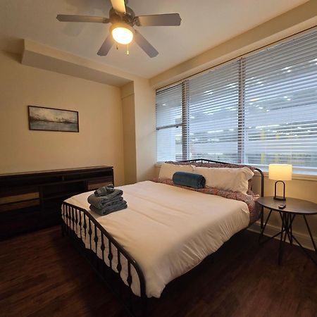 Amazing Condos Beautiful View 2 Blocks To French Quarter, Small Rooftop Pool, Gym, Seanger Theater, Super Dome, And Bourbon St Nova Orleães Quarto foto